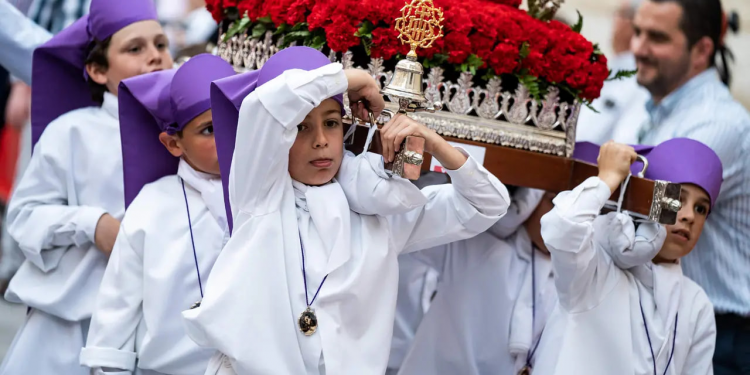 Made in Spain. Colegio público con niños cargando pasos