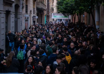 500 personas han detenido un desahucio en el barrio de Gràcia (Barcelona)