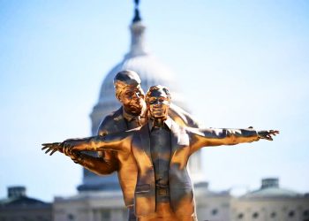 EE.UU. Colocan cerca del Capitolio una estatua de Trump y Epstein imitando una escena de Titanic