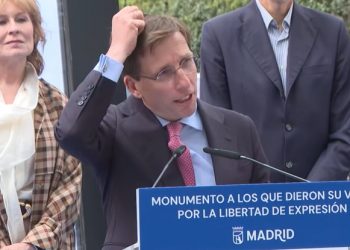 Observen la puntería de una paloma sobre el Alcalde de Madrid (Video)
