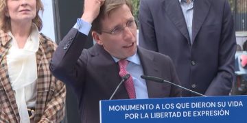 Observen la puntería de una paloma sobre el Alcalde de Madrid (Video)