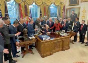 No es IA, es Trump con líderes religiosos en la Casa Blanca orando por la tropa armada