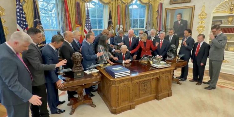No es IA, es Trump con líderes religiosos en la Casa Blanca orando por la tropa armada