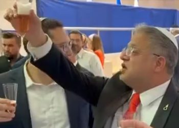 ISRAEL. Un ministro sionista-nazi celebra con champán que el parlamento aprobara la pena de muerte solo contra palestinos