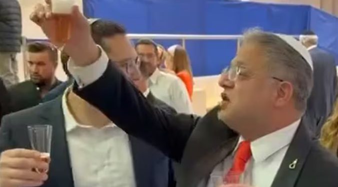 ISRAEL. Un ministro sionista-nazi celebra con champán que el parlamento aprobara la pena de muerte solo contra palestinos