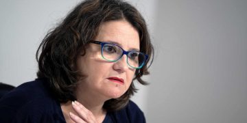 Quince años como parlamentaria le parecieron pocos y Oltra vuelve