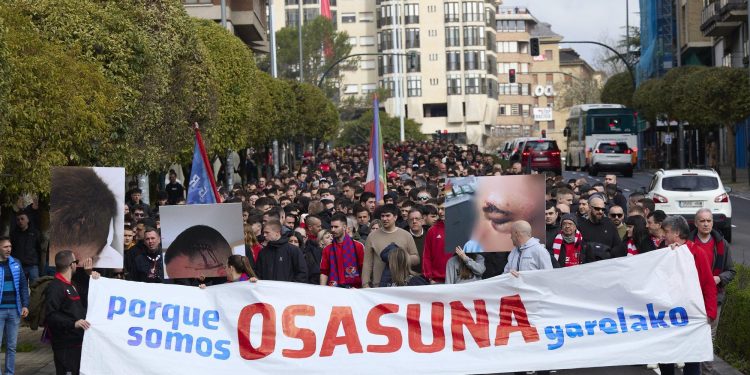 Manifestación contra la represión policial en el Estadio del Osasuna de Iruñea