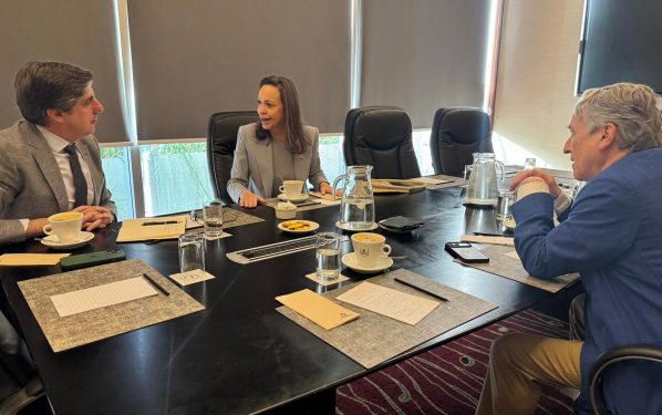 Vox ofrece apoyo político a la golpista Corina Machado