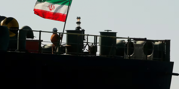 IRÁN. A pesar del bloqueo anunciado por EE.UU., un petrolero iraní cruza el Estrecho de Ormuz