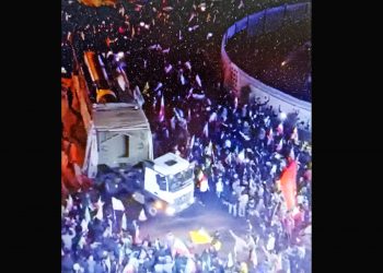 IRÁN exhibió esta noche, mientras una multitud expresaba su apoyo, un Khorramshahr 4 (+ vídeo)