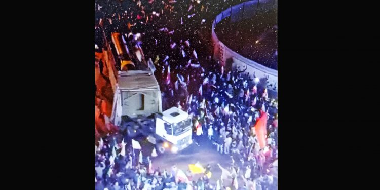 IRÁN exhibió esta noche, mientras una multitud expresaba su apoyo, un Khorramshahr 4 (+ vídeo)