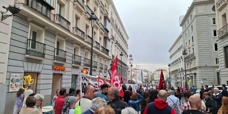 Manuel y Jesús hablan desde la grúa a la concentración de hoy en Madrid contra las listas negras. Videos