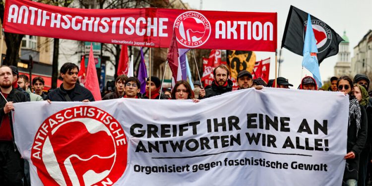 Cientos de antifascistas se movilizan en Berlin en repudio a un ataque nazi