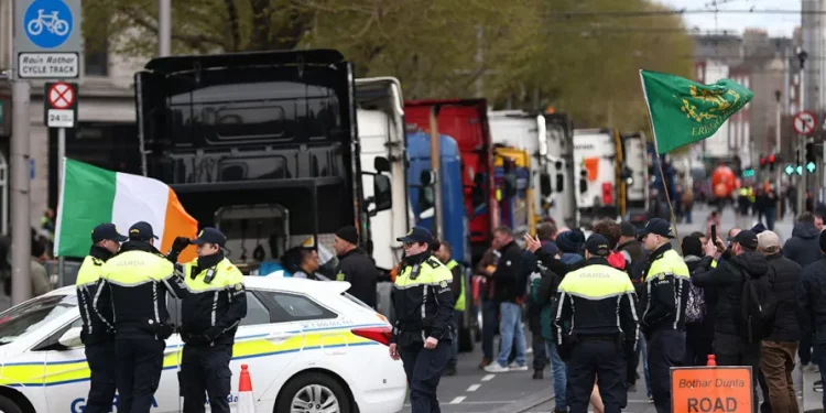 IRLANDA. La policía reprime las protestas por el aumento exponencial de la gasolina