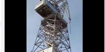 Los dos trabajadores de Astilleros encaramados en la Grúa continúan la lucha