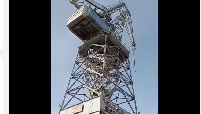 Los dos trabajadores de Astilleros encaramados en la Grúa continúan la lucha