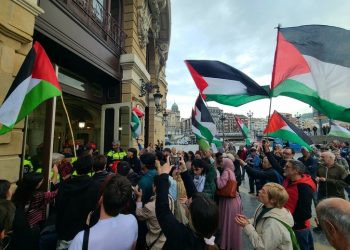 Tensión en la entrada del Teatro Arriaga (Bilbo) por la actuación de un grupo israelí (Video)