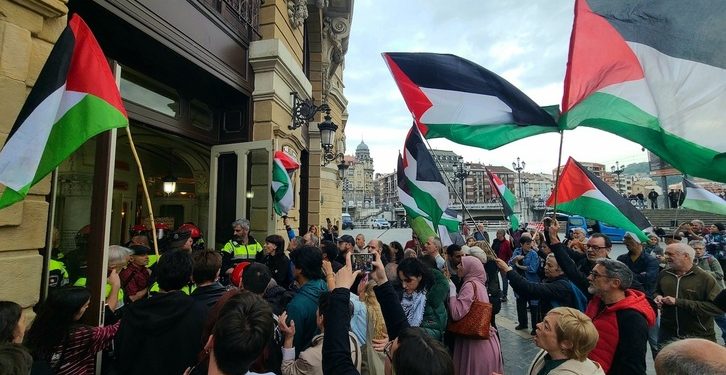 Tensión en la entrada del Teatro Arriaga (Bilbo) por la actuación de un grupo israelí (Video)