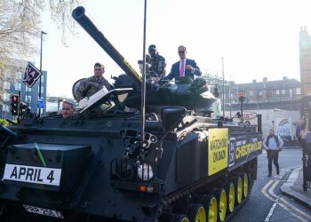 REINO UNIDO. El líder de la extrema derecha se pasea por Londres en un tanque