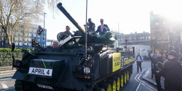 REINO UNIDO. El líder de la extrema derecha se pasea por Londres en un tanque