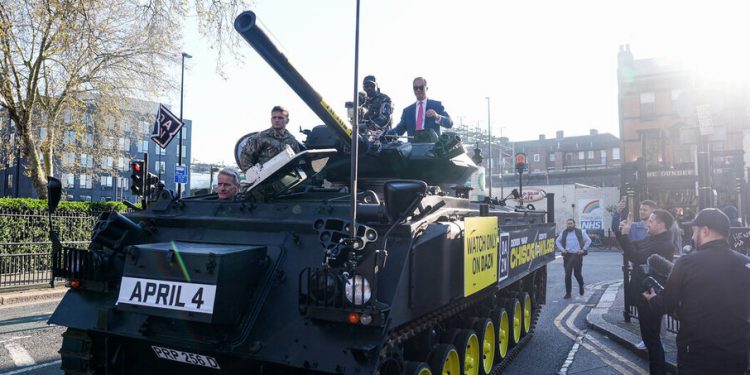 REINO UNIDO. El líder de la extrema derecha se pasea por Londres en un tanque