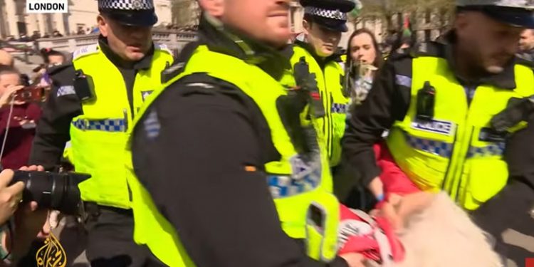 LONDRES. La policía del gobierno progre laborista detiene a decenas de personas