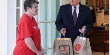 Trump hace un video publicitario con Mc Donald´s pidiendo hamburguesas a la Casa Blanca