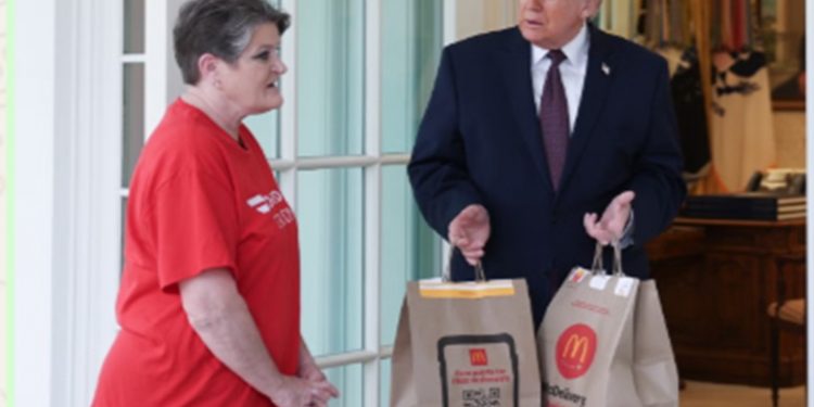 Trump hace un video publicitario con Mc Donald´s pidiendo hamburguesas a la Casa Blanca