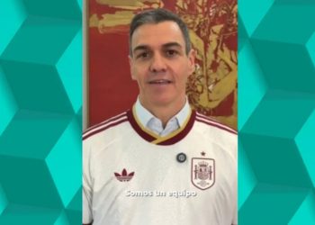 Sánchez se pone una camiseta de Adidas para celebrar afiliados (la de la vivienda la dejó en el vestuario)