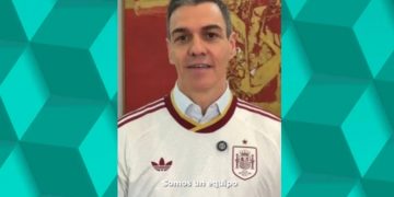 Sánchez se pone una camiseta de Adidas para celebrar afiliados (la de la vivienda la dejó en el vestuario)