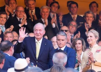 El campechano en la corrida (de toros) en Sevilla rodeado de personajes berlangianos
