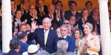 El campechano en la corrida (de toros) en Sevilla rodeado de personajes berlangianos