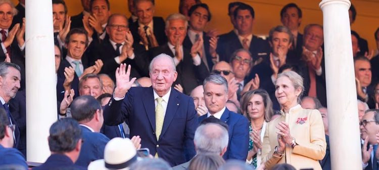 El campechano en la corrida (de toros) en Sevilla rodeado de personajes berlangianos