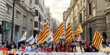 Miles de personas se manifestaron en Valencia bajo el lema “Ante las agresiones, somos la fuerza del país” 