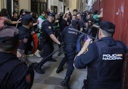 Antifascistas hacen frente a Vox en Granada pese a estar protegido por la policía (Video)