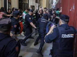 Antifascistas hacen frente a Vox en Granada pese a estar protegido por la policía (Video)