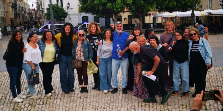 Un café, un encuentro entre compañeras y compañeros de lucha un día cualquiera en Cádiz. Video