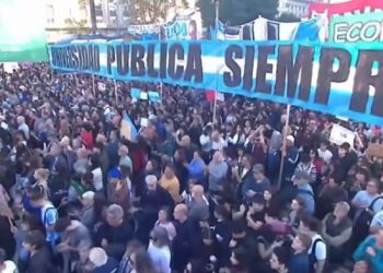 ARGENTINA. Decenas de miles de personas marchan contra el gobierno y por la educación pública