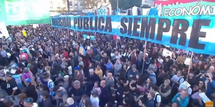 ARGENTINA. Decenas de miles de personas marchan contra el gobierno y por la educación pública