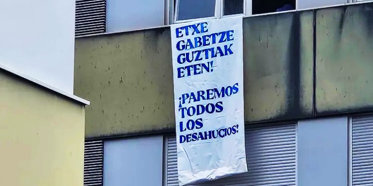 La considerada empresa pública Alokabide ha desahuciado a dos familias en dos semanas
