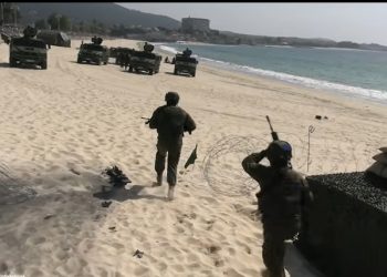 Las Fuerzas Armadas toman la playa viguesa de Samil y festejan que no les robaron ninguna fragata