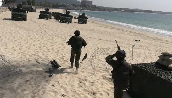 Las Fuerzas Armadas toman la playa viguesa de Samil y festejan que no les robaron ninguna fragata