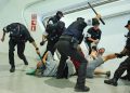 La Ertzaintza carga en Loiu contra los activistas vascos de la flotilla y quienes les recibían; han detenido a seis personas