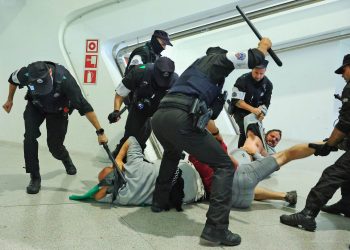 La Ertzaintza carga en Loiu contra los activistas vascos de la flotilla y quienes les recibían; han detenido a seis personas