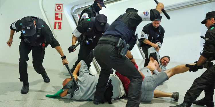 La Ertzaintza carga en Loiu contra los activistas vascos de la flotilla y quienes les recibían; han detenido a seis personas