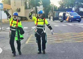 Manuel y Jesús bajan de la grúa tras 28 días; la policía había llegado a Navantia con una orden judicial