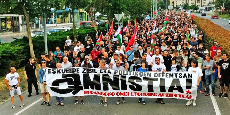 Masiva manifestación contra el juicio en la Audiencia Nacional a 16 personas por participar en un Ongi Etorri