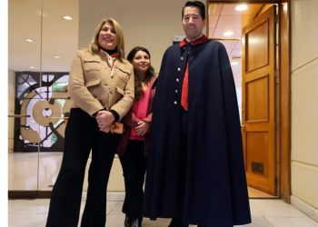 Diputado chileno viste una capa al estilo Pinochet porque «me encanta tocarle la oreja a los comunistas»