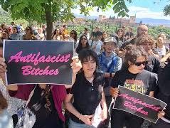 Un grupo fascista ataca a un trabajador en Granada por llevar una camiseta con el lema ‘Antifascist Bitches’