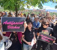 Un grupo fascista ataca a un trabajador en Granada por llevar una camiseta con el lema ‘Antifascist Bitches’